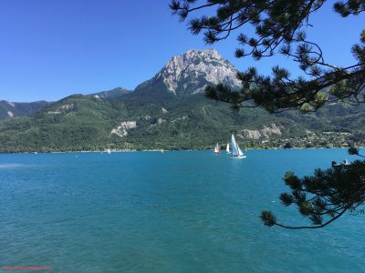 Le Lac de Serre Ponçon et le pic du Morgon