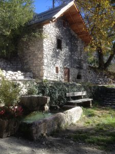 La fontaine du Loup devant l'ancien four à pain