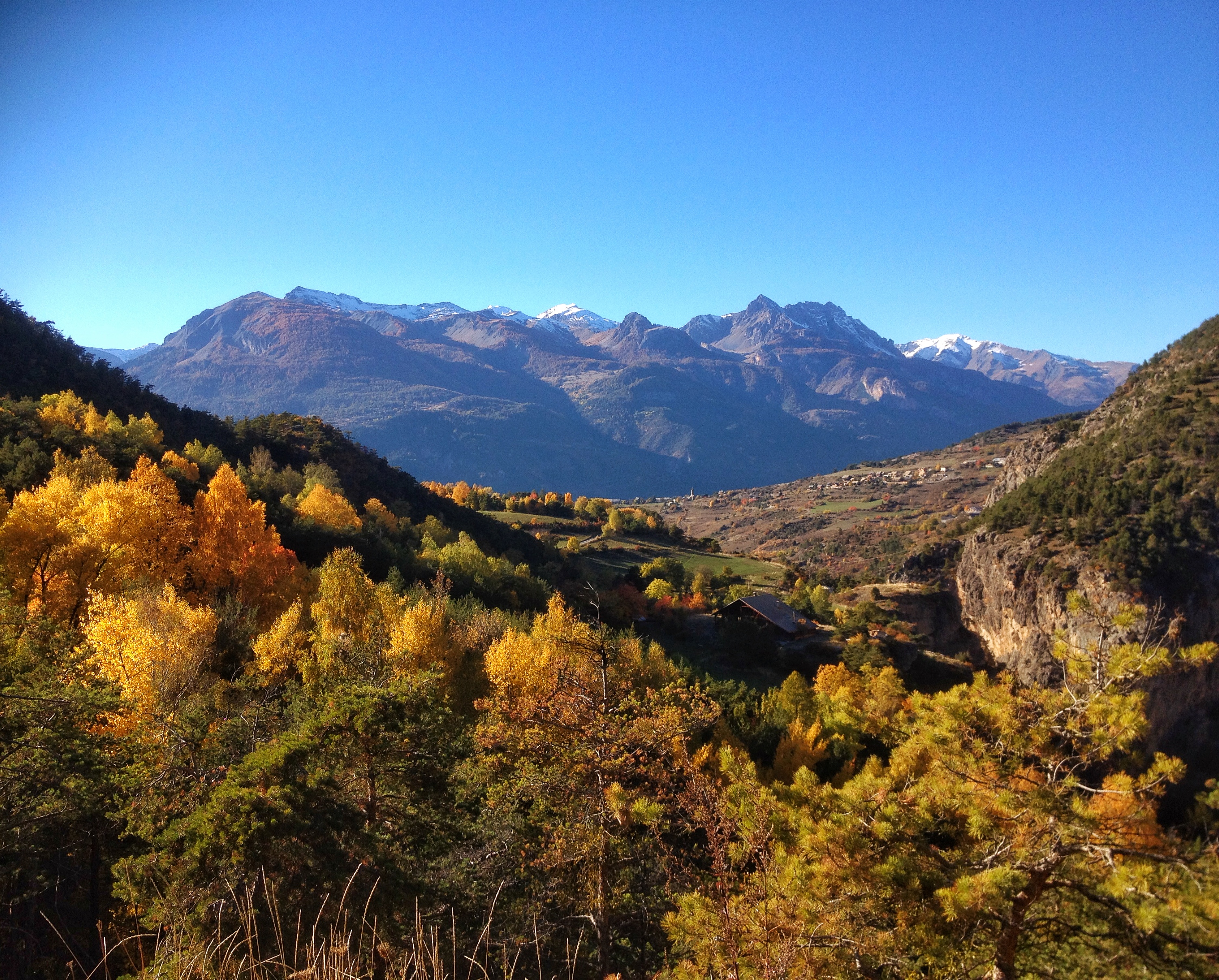 Vue sur Eygliers depuis les gorges du Guil