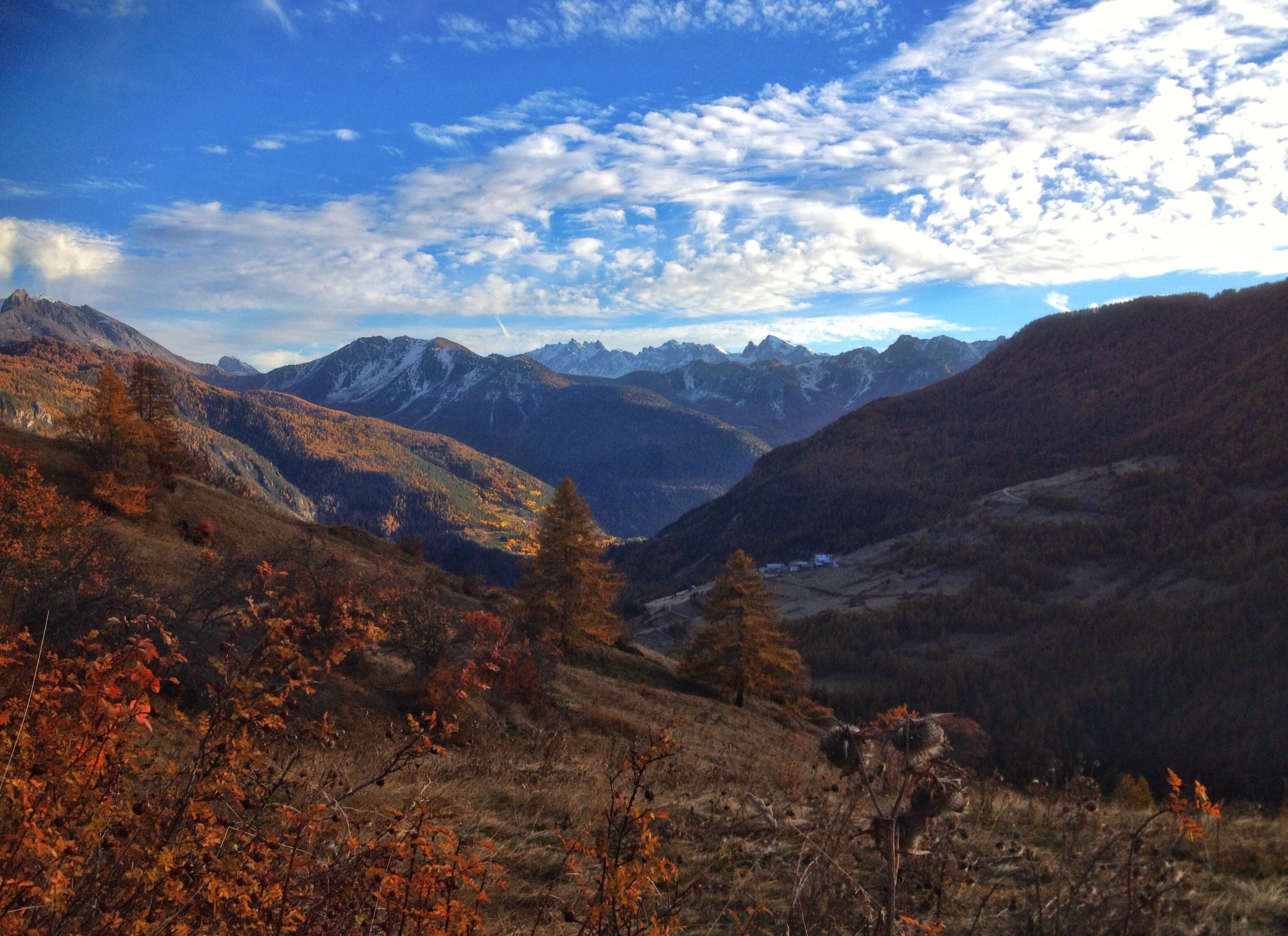 Vue sur Montbardon depuis le chemin vers le Lac de Roue