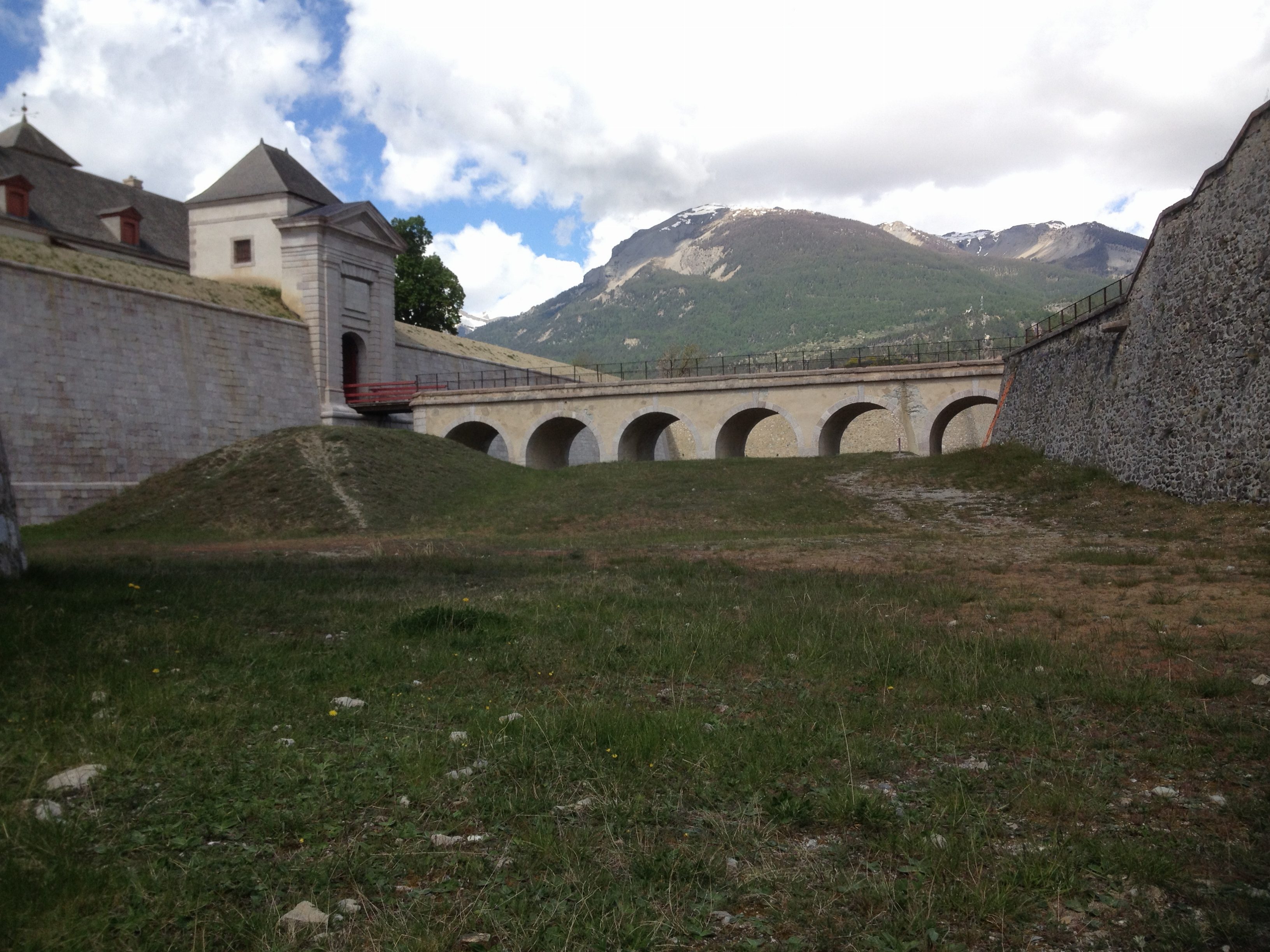 Le pont vers la porte de Briançon