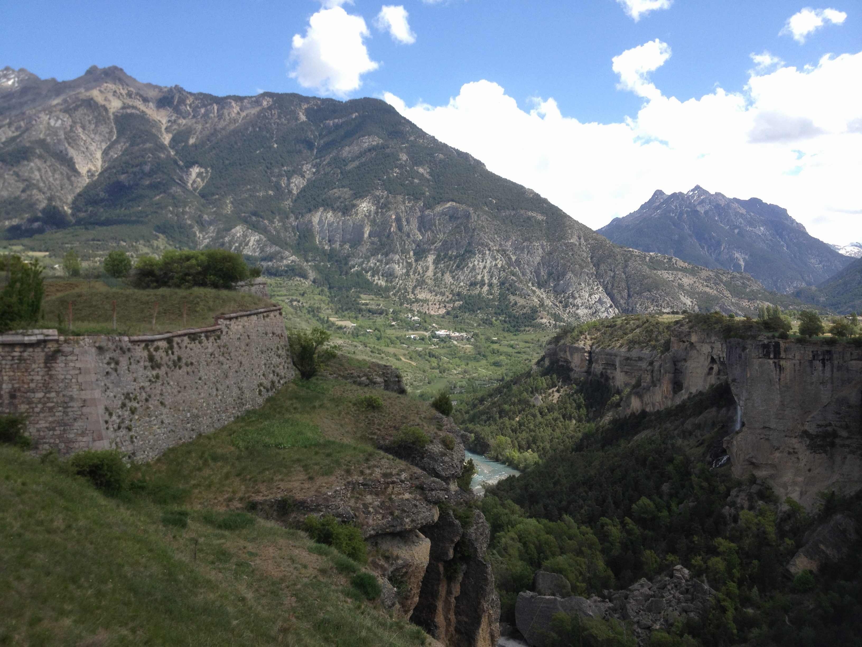 Vue sur la vallée du Guil et le village de la Font d'Eygliers