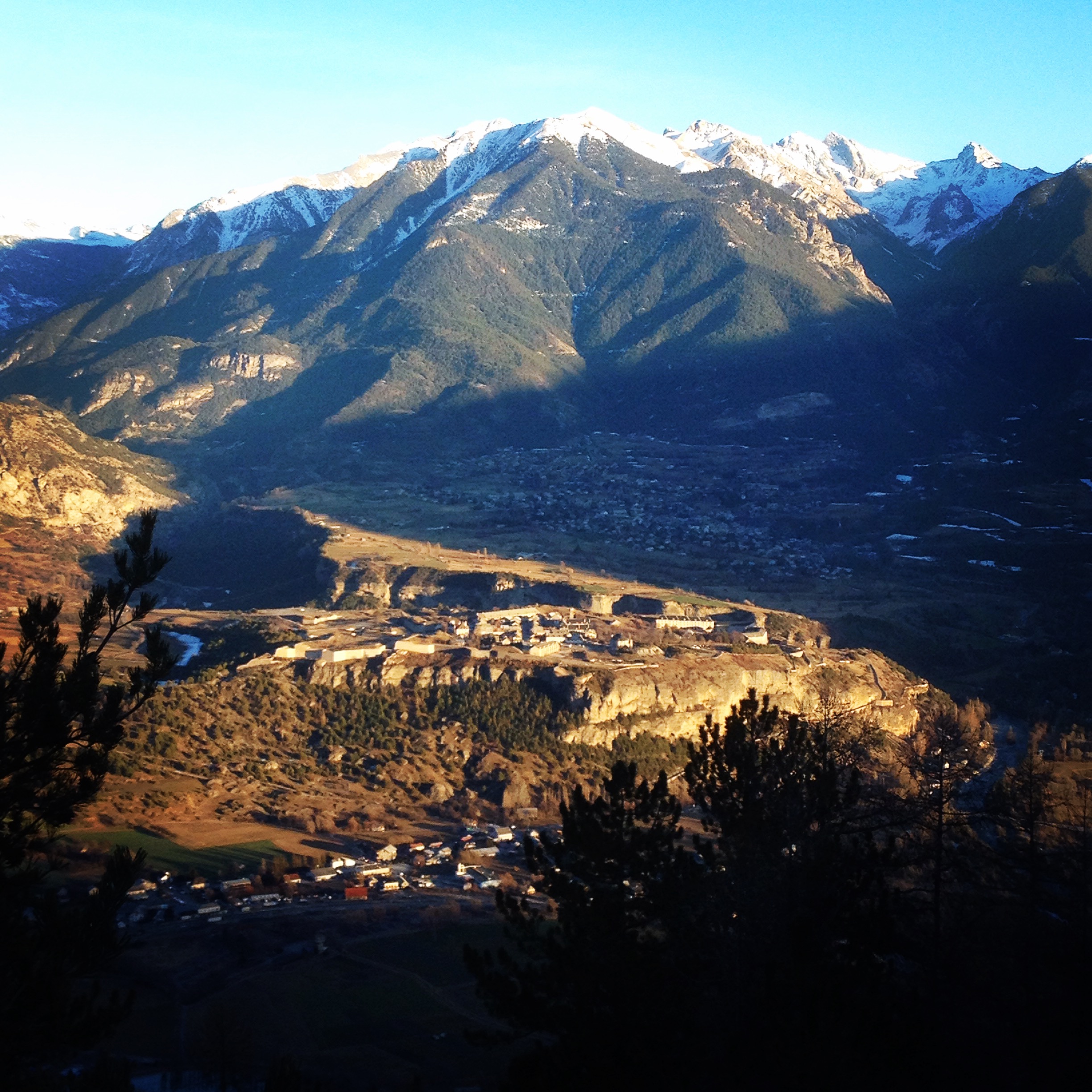 Vue sur Mont Dauphin depuis Mikéou