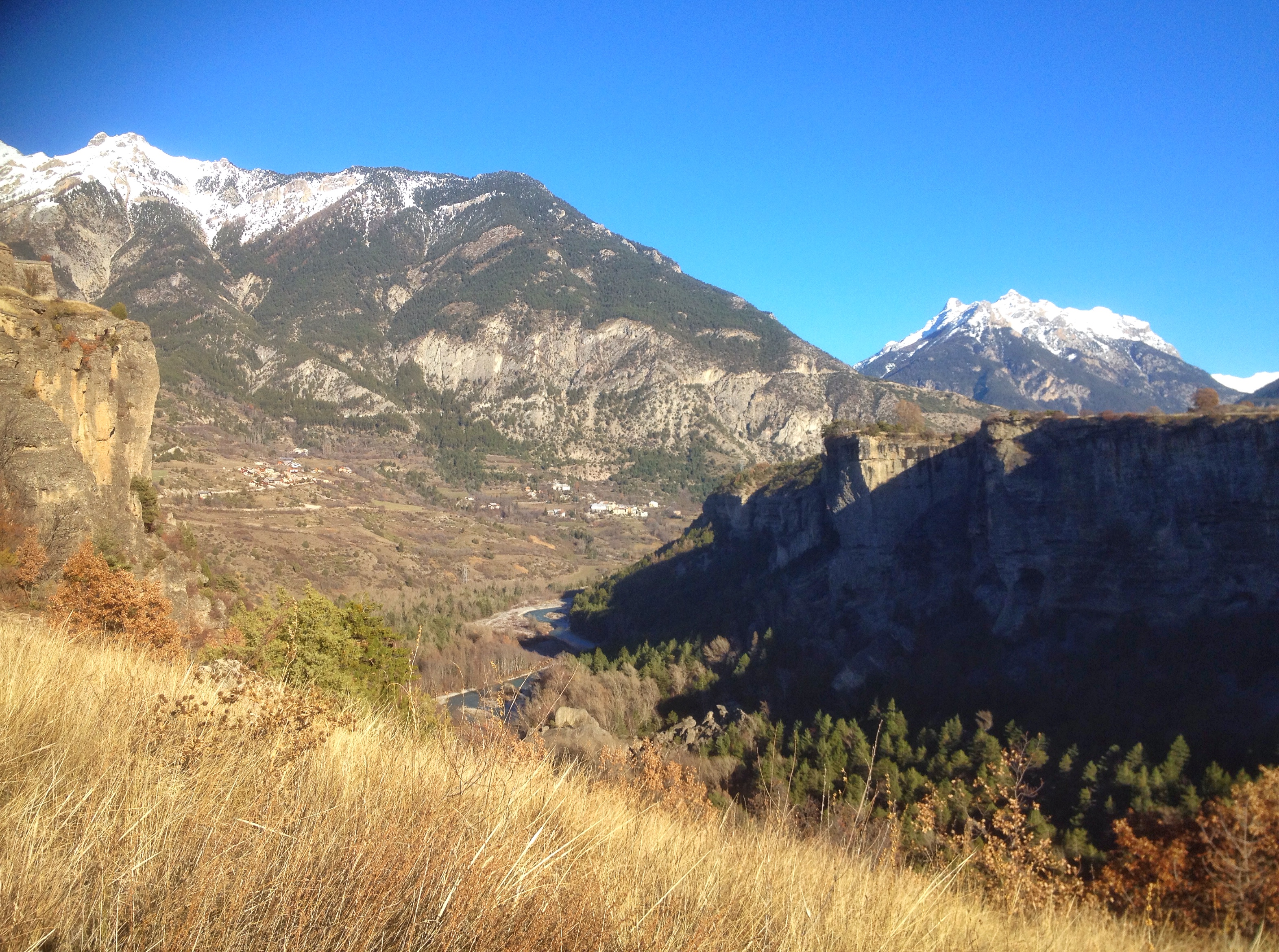 Vue sur la vallée du Guil, le Mont Catinat et le village de la Font d'Eygliers