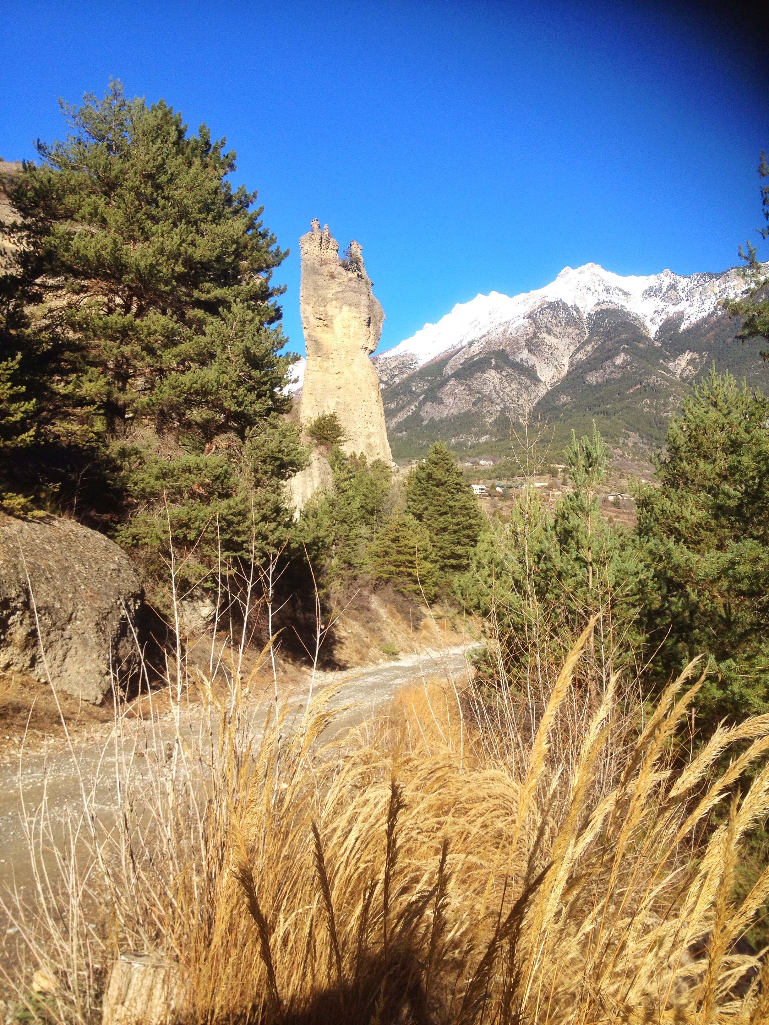 La main du Titan, sur le chemin forestier qui contourne Mont Dauphin