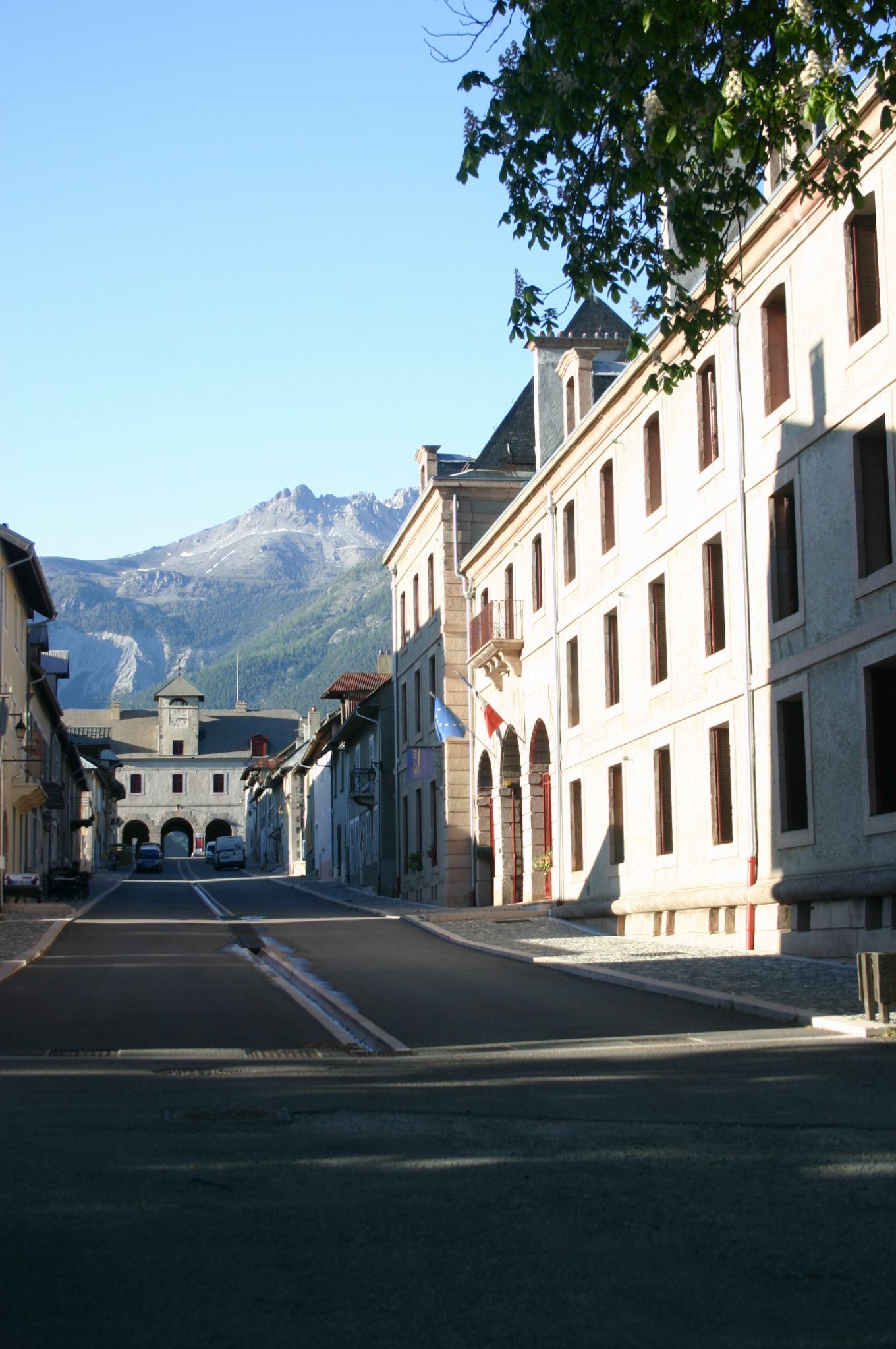 La rue principale avec au bout le pavillon de l'horloge