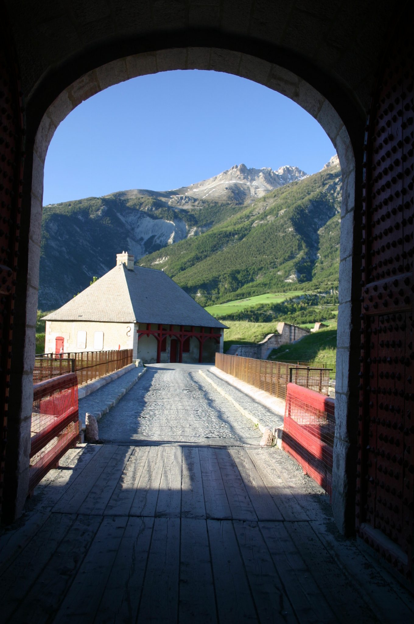 Vue à l'extérieur depuis le pavillon de l'horloge ou la porte de Briançon