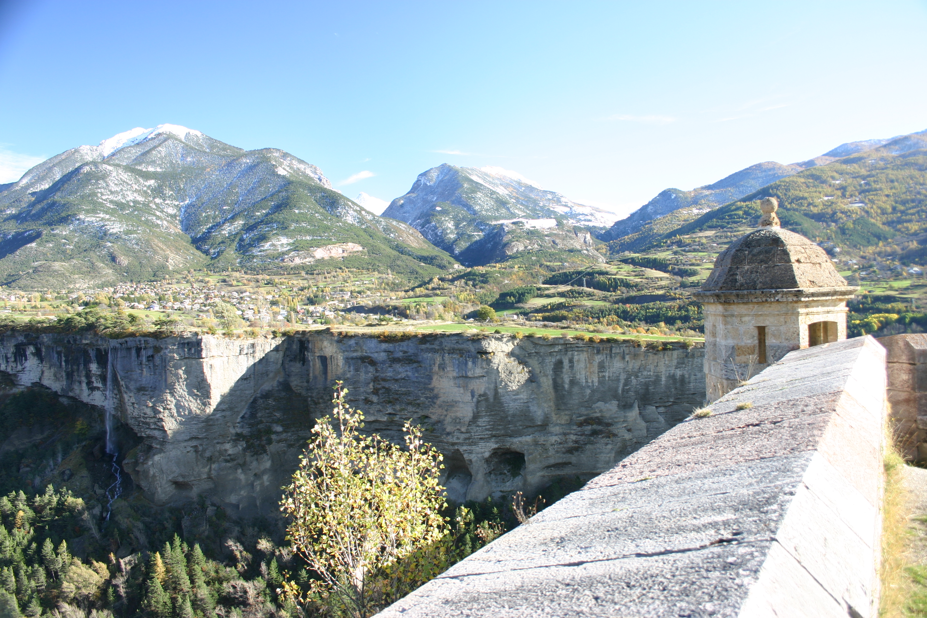 Une échauguette et vue sur la montée vers Vars