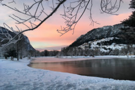 Le plan d'eau d'Eygliers au coucher de soleil en hiver